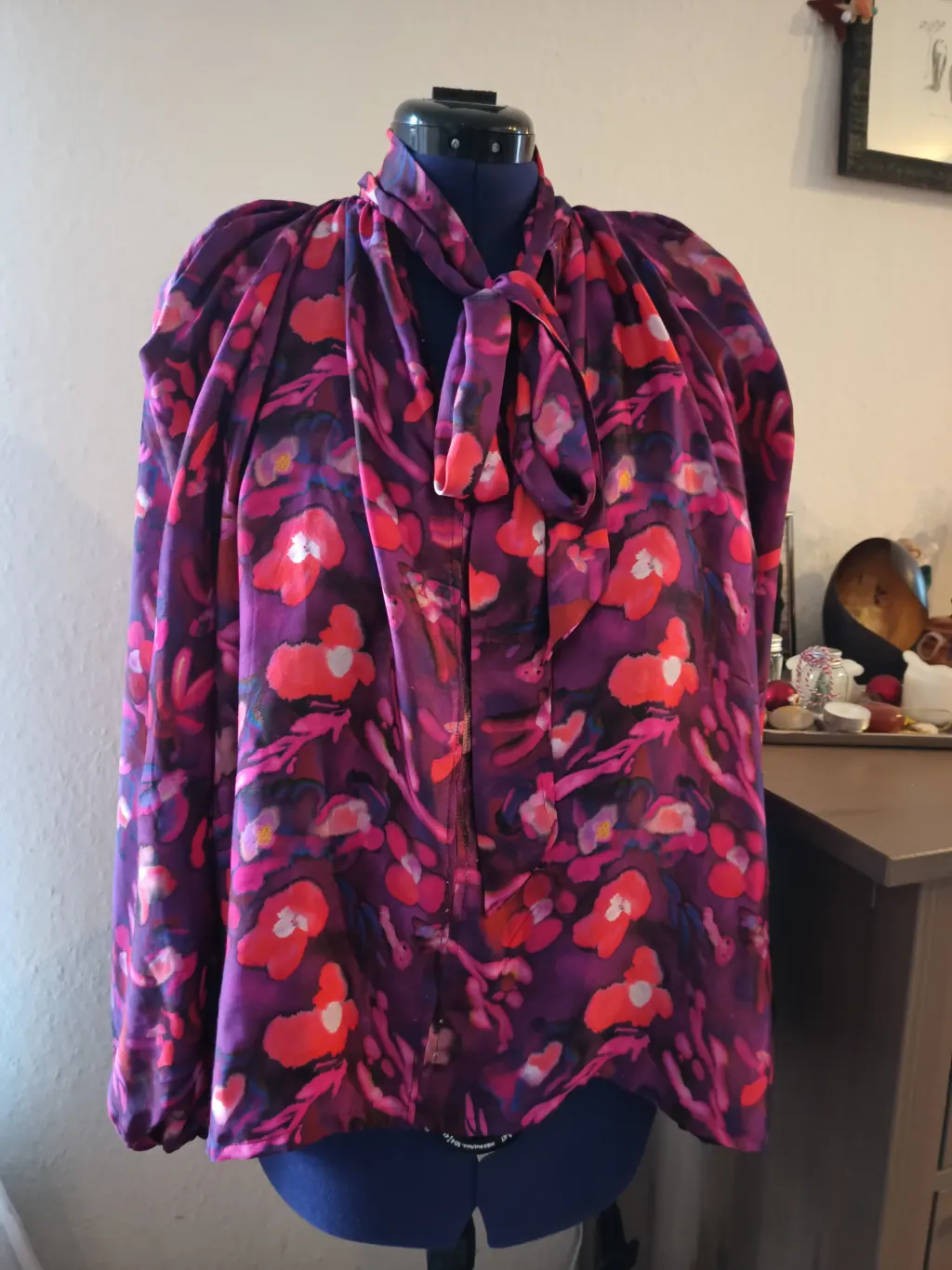 Feminine Bluse mit schwingendem Schluppenkragen